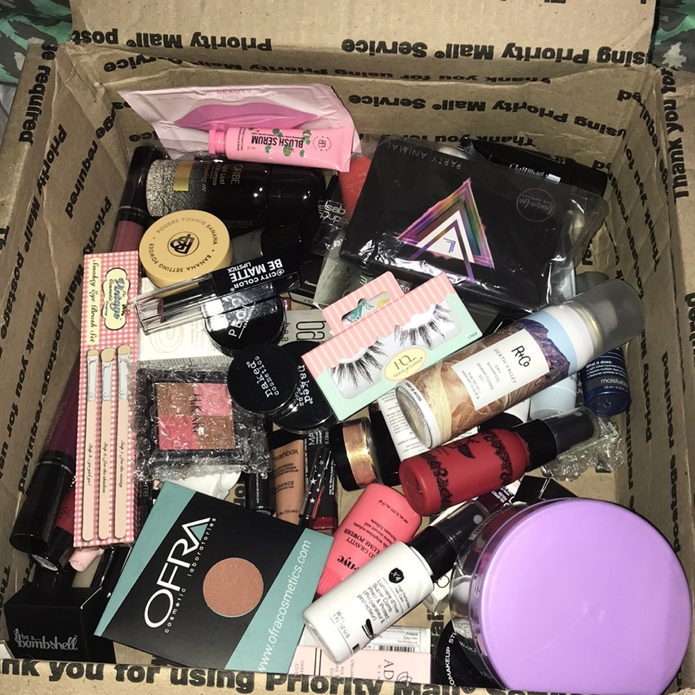 ONLY 1 LEFTππBeauty Mystery BoxβοΈπ
π» - Picture 5 of 8